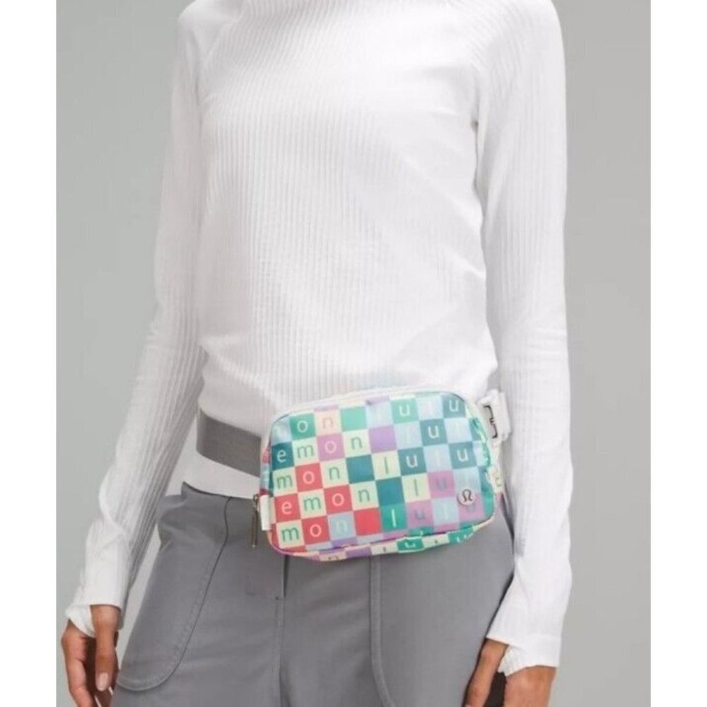 Lululemon Everywhere Belt Bag 1 L Checked Moment Mult Vapor NWT - Picture 4 of 11